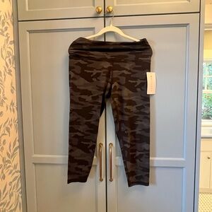 Athleta ultra high-rise Elation 7/8 tights leggings black and gray camo 1X